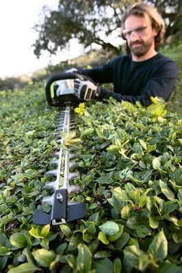 Alternative view of גוזם גדר חיה נטען 56v להב 65 ס"מ ("26) Brushless ידית מסתובבת +סוללה 2.5Ah +מטען