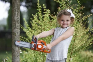 ⁦משור ילדים Toy Chainsaw 550XP צעצוע עם צליל מסור חשמלי מציאותי ושרשרת מסתובבת.⁩ – תמונה ⁦4⁩