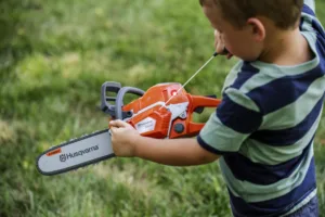 ⁦משור ילדים Toy Chainsaw 550XP צעצוע עם צליל מסור חשמלי מציאותי ושרשרת מסתובבת.⁩ – תמונה ⁦5⁩