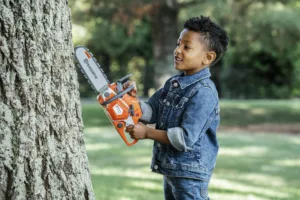 Alternative view of משור ילדים Toy Chainsaw 550XP צעצוע עם צליל מסור חשמלי מציאותי ושרשרת מסתובבת.