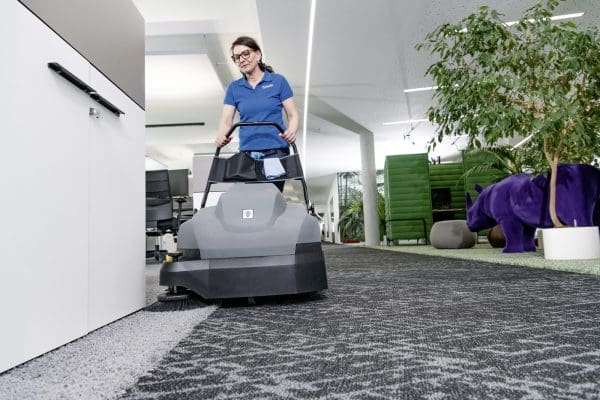 ⁦מטאטא ושואב שטיחים רוחב ניקוי 65 ס"מ כולל סוללה ומטען⁩ – תמונה ⁦2⁩